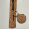 Set un Portachiavi in sughero con anello in metallo personalizzato su di un lato con penna e custodia in sughero, in coordinato.