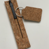 Set un Portachiavi in sughero con anello in metallo personalizzato su di un lato con penna e custodia in sughero, in coordinato.