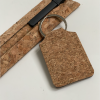 Set un Portachiavi in sughero con anello in metallo personalizzato su di un lato con penna e custodia in sughero, in coordinato.