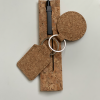 Set un Portachiavi in sughero con anello in metallo personalizzato su di un lato con penna e custodia in sughero, in coordinato.