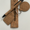 Set un Portachiavi in sughero con anello in metallo personalizzato su di un lato con penna e custodia in sughero, in coordinato.