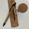 Set un Portachiavi in sughero con anello in metallo personalizzato su di un lato con penna e custodia in sughero, in coordinato.