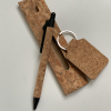 Set un Portachiavi in sughero con anello in metallo personalizzato su di un lato con penna e custodia in sughero, in coordinato.